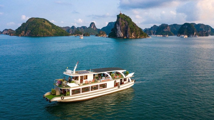 Ha Long Bay Full day - 6 hours on the boat - 4 stars